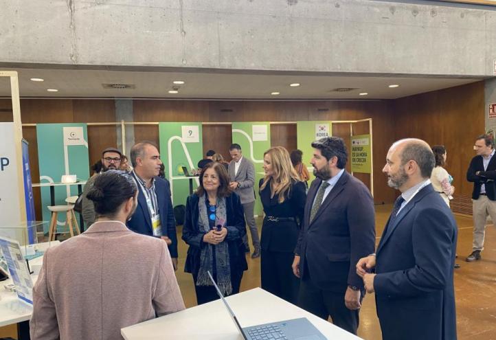 María Dolores García, María Isabel López, Fernando López Miras and Joaquín Gómez visited some of the stands of the one hundred startups attending, some of which are also backed by UCAM HiTech