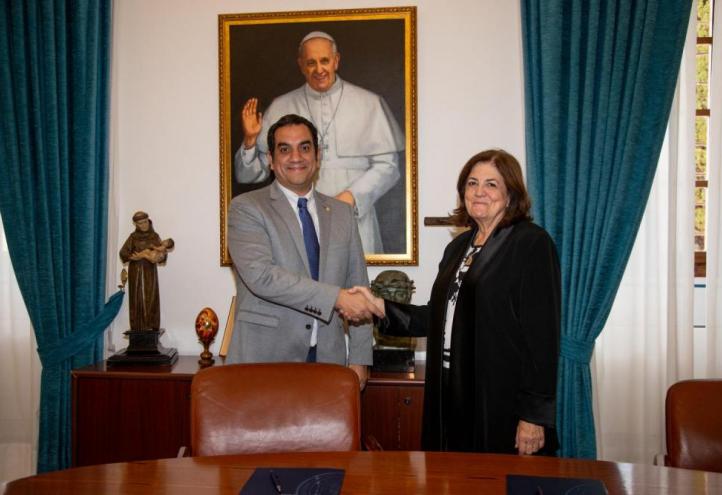 Pablo Aguilera, Director of International Relations of the School of Medicine of the Pontificia Universidad Católica de Chile, greets UCAM President after signing the agreement.