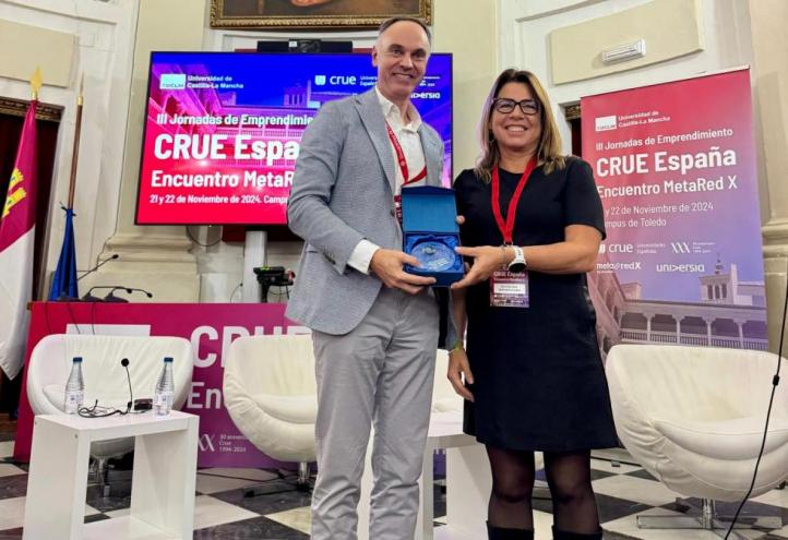 Carlos Caballero, UCAM HiTech Director, receiving the award.