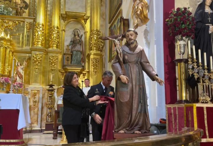 María Dolores García, UCAM President, together with Alejandro Cuerda, Chief Admiral of the Cartagena Arsenal, during the unveiling of the image of St. Francis of Assisi.