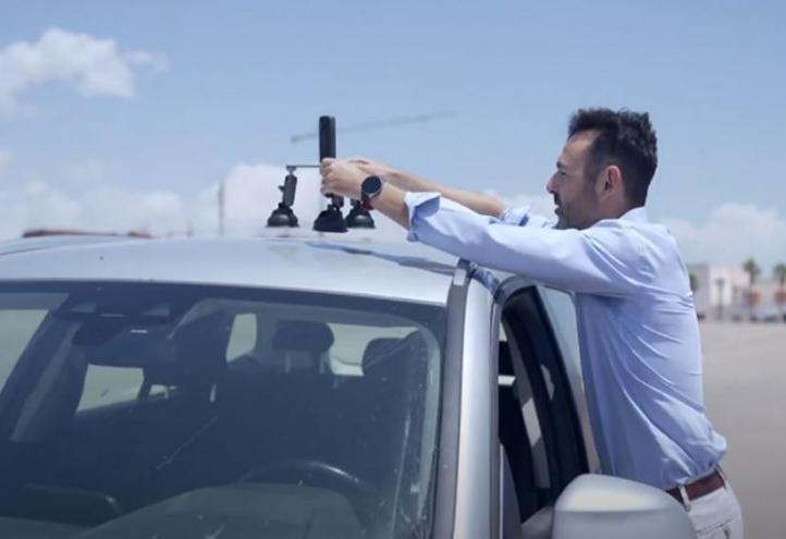 Juan Miguel Navarro, Principal Investigator of the GRITA group, placing a 360º camera in the vehicle.