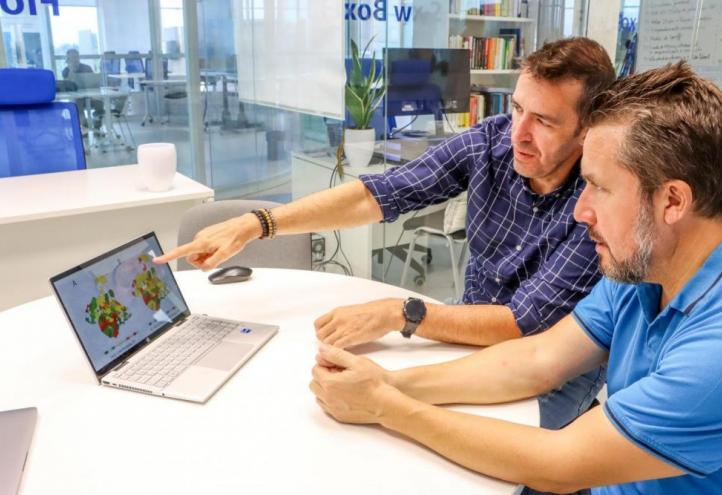 UCAM researchers, Horacio Pérez and Juan José Hernández, at the UCAM HiTech facilities