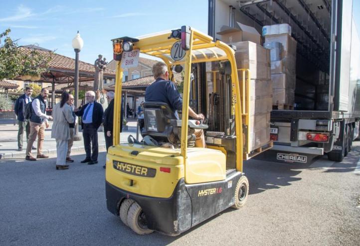 Miriam Mendoza, coordinator responsible for the Cartagena Campus; Miguel García, collaborator of this initiative; Vicente Mendoza, UCAM general director, and Antonio Alcaraz, vice-rector of University Outreach, at the reception point of the aid