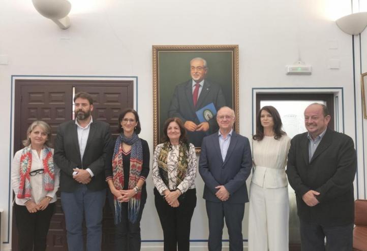 Group photo following the agreement renewal between UCAM and Aguas de Murcia.
