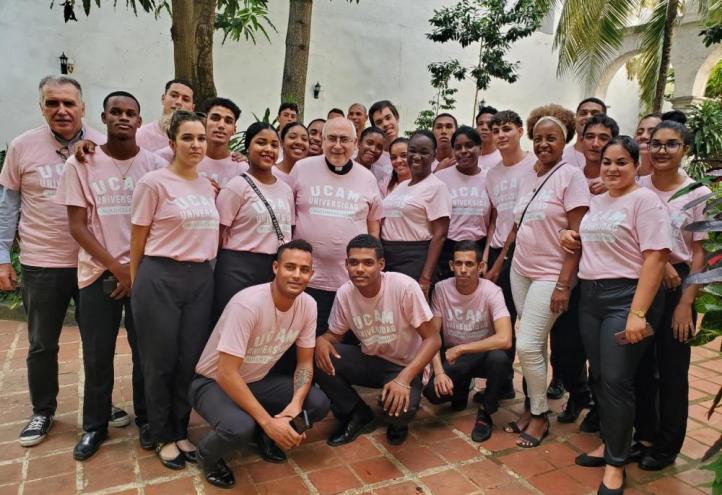 The group of Cuban volunteers from &#039;La Moneda Solidaria&#039; with Antonio Alcaraz, UCAM vice-rector of University Outreach, and its dean of Economics and Business, Gonzalo Wandosell.