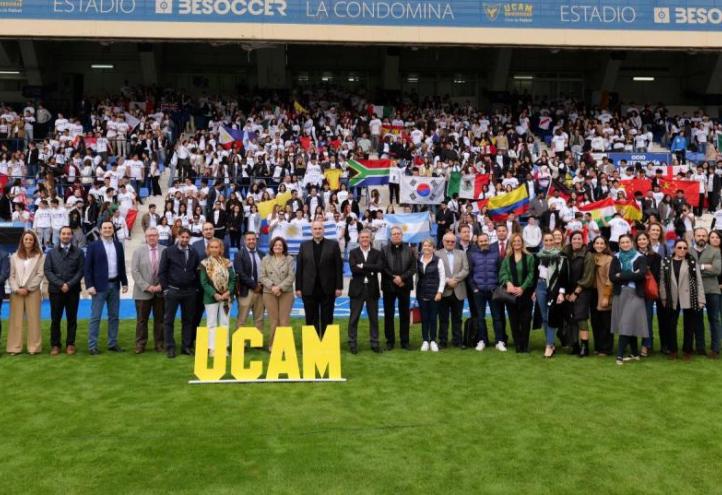 Group photo at the end of the event held at the BeSoccer La Condomina Stadium.
