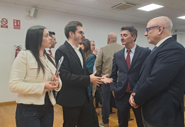 María Lorente, Vice-Dean of the Professional Association of Criminology of the Region of Murcia, and its Dean, David Caballo, talking with César Augusto Giner, Academic Secretary of Criminology at UCAM, and the Vice-Dean, José María Caballero.