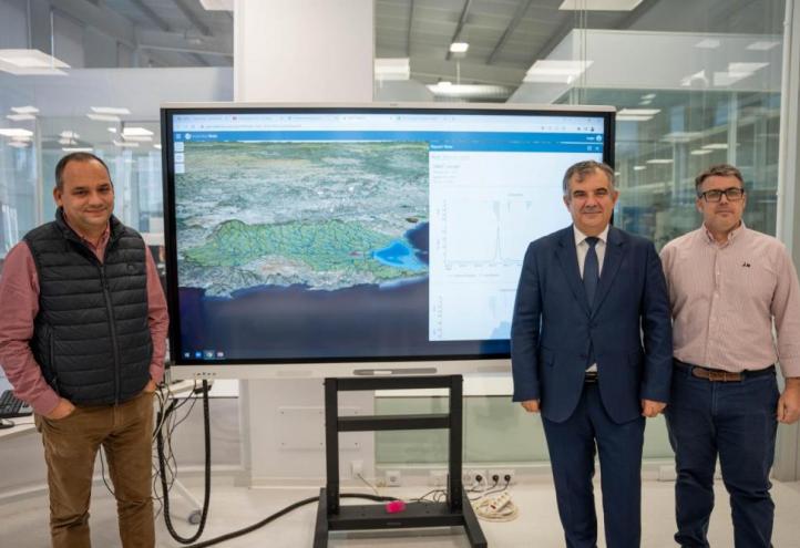Javier Senent presented the results to Juan M. Vázquez, Regional Minister for the Environment, Universities, Research and Mar Menor, and Antonio Caballero, Director General for Universities and Research.