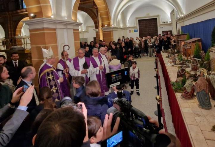 Bishop José Manuel Lorca blessing the UCAM Nativity Scene, located in the cloister of Los Jerónimos.