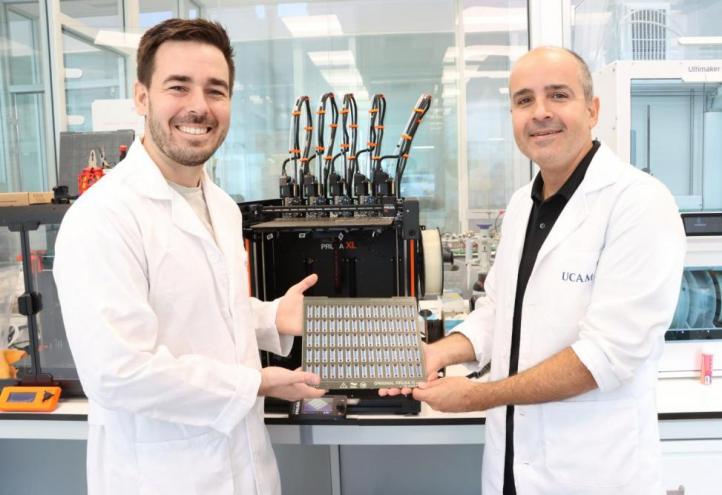 Researchers Daniel Rojas and Gastón Crespo in UCAM HiTech