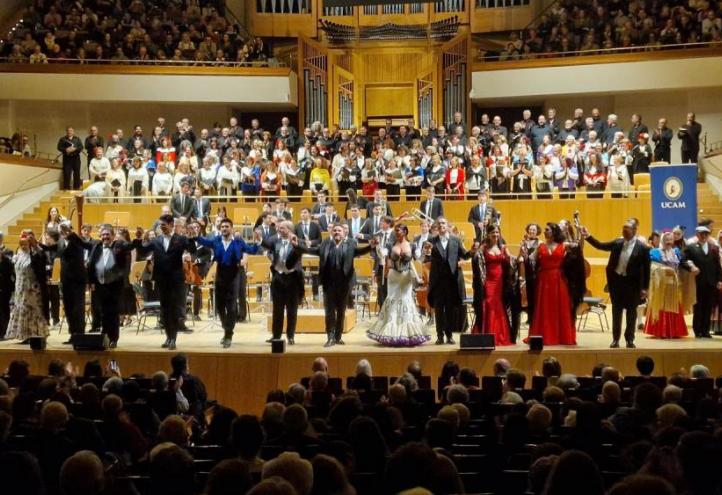 The performers greeting the audience at the end of the XXIV Gran Gala Solidaria de Zarzuela de Año Nuevo