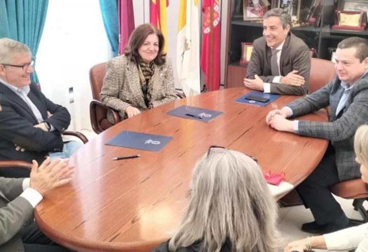 The presidents of both institutions, María Dolores García Mascarell and Jaime Yartu San Millán, at the UCAM campus in Murcia, together with other members of these institutions.