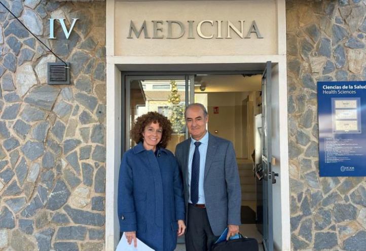 UCAM researchers María del Mar Martínez and Fernando Vidal Vanaclocha at the UCAM Cartagena Campus