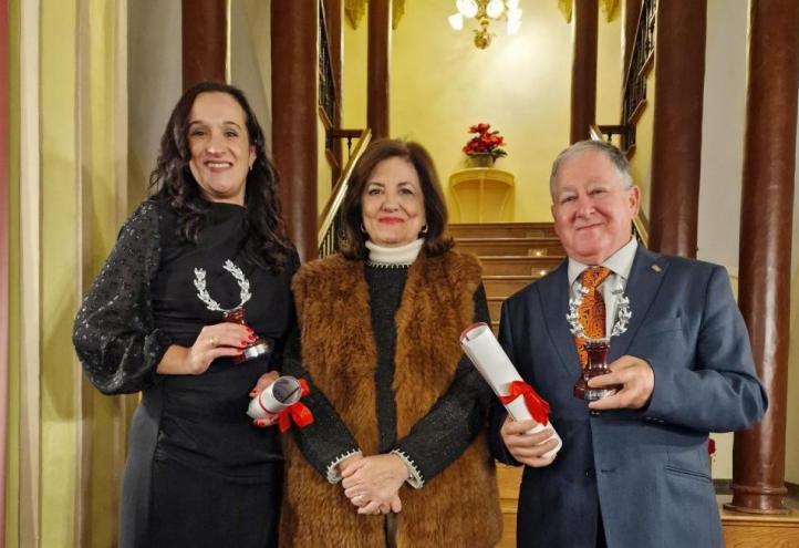 The UCAM President together with the award winners María Cuartero and José Antonio Carrillo.