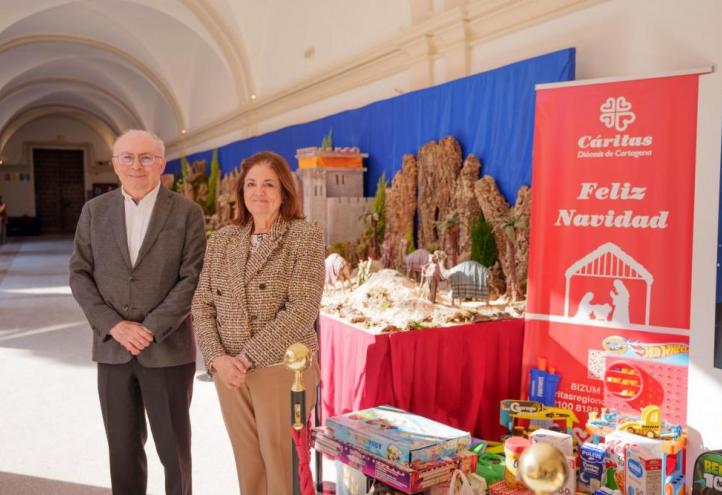 UCAM President and Caritas Diocese of Cartagena Director next to the Nativity Scene located at the University.
