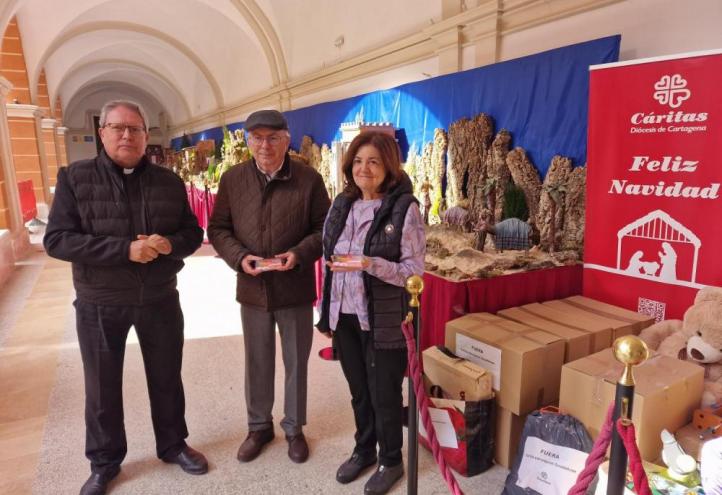 Luis Emilio Pascual, Coordinator of the UCAM Symphony Orchestra; José Antonio Planes, Director of Cáritas, and María Dolores García, UCAM President, during the presentation of the proceeds from the concert.