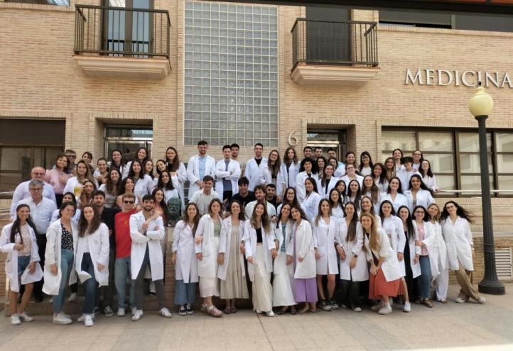 Students from the seventh year of the UCAM Bachelor&#039;s Degree in Medicine together with Jerónimo Lajara, Dean of the Faculty and professor of the degree, at the Murcia Campus.
