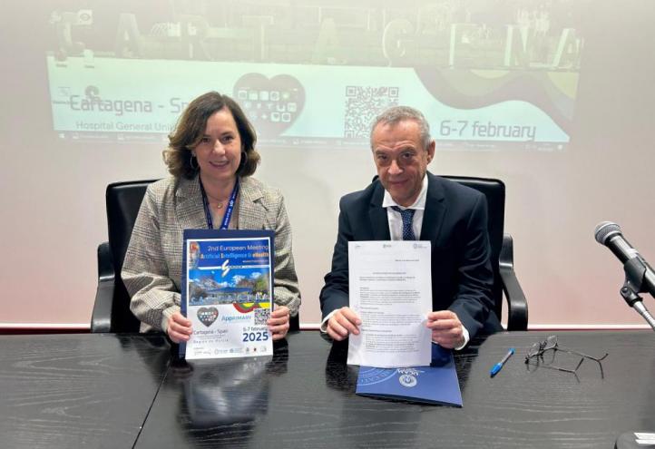 Belén López, coordinator of the UCAM Chair in Artificial Intelligence, and Juan Antonio Divisón, head of the UCAM-SEMERGEN Chair in Family and Community Medicine, during the signing of the agreement