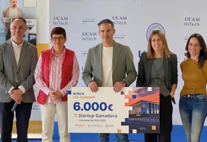 Awarding of the symbolic cheque for 6000 euros to the winning start-up: INTECC