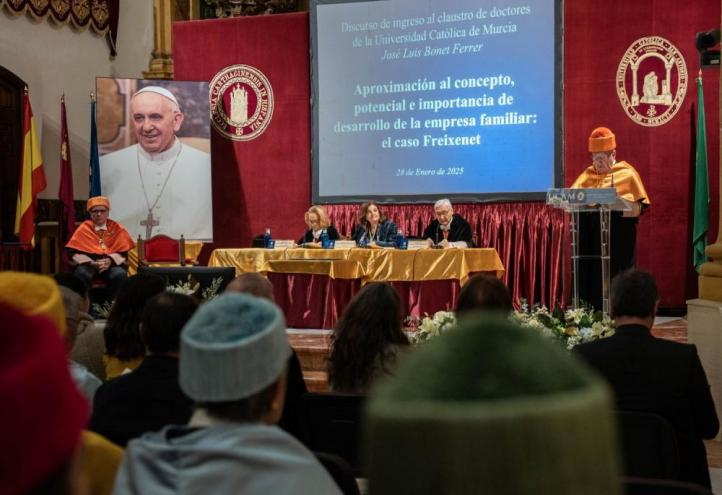 UCAM awards José Luis Bonet Doctor Honoris Causa in an emotional ceremony