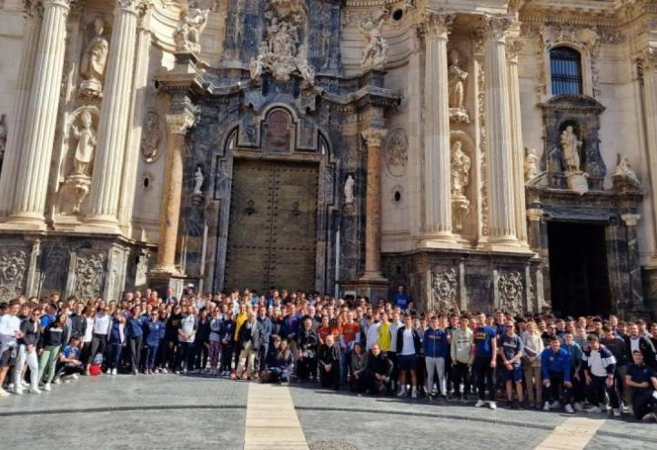 Group photo in front of the baroque façade of the Cathedral of Murcia with the pilgrims from the Faculty of Sport and the UCAM Polytechnic School