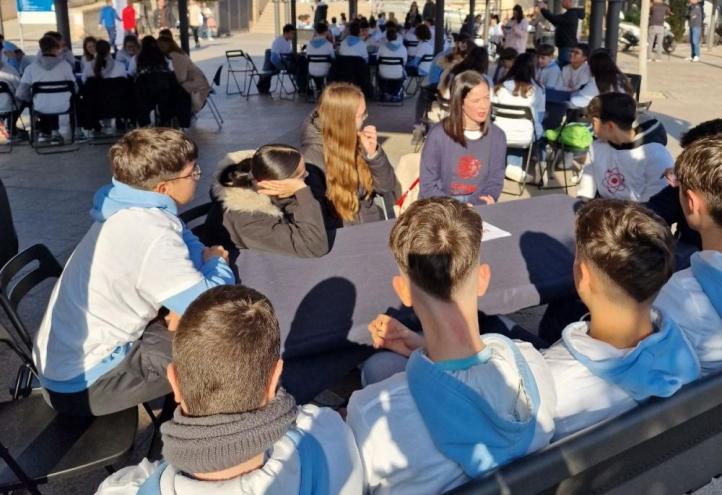 UCAM researchers talking to students from the Cipriano Galea School in La Ñora