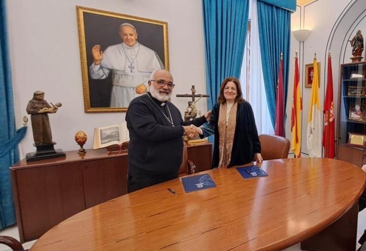 Monsignor Villarroel and María Dolores García following the signing of the agreement at the UCAM campus in Murcia