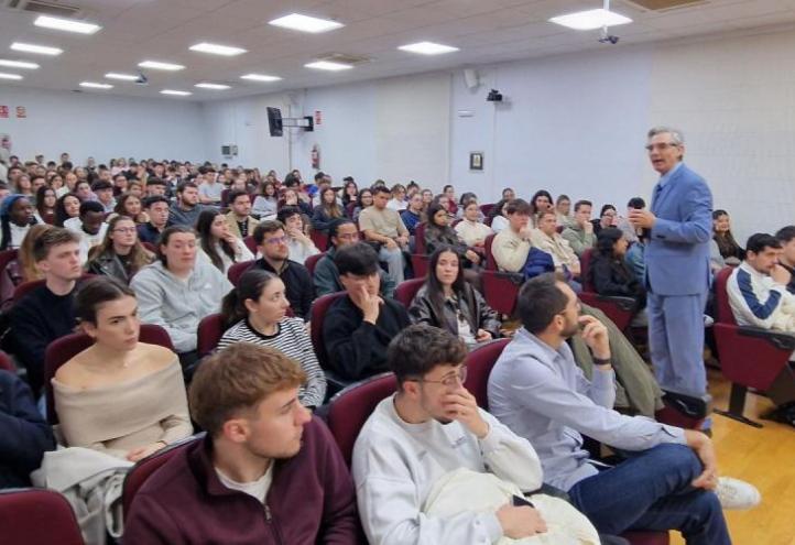 Pablo Blesa, UCAM Vice-Rector of International Relations and Communication, addressing UCAM students who will be on the Erasmus programme next year