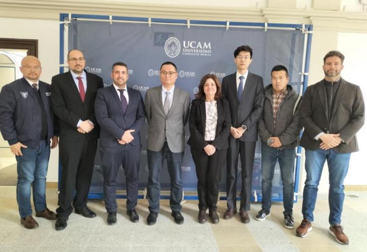 María Dolores García, UCAM president and Chuanlei HUANGFU, president of Lucero Education, together with representatives of both institutions, at the UCAM Campus in Murcia.