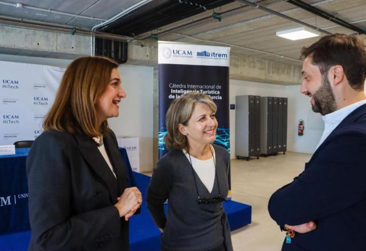 Ginesa Martínez del Vas, Estrella Núñez and Juan Francisco Martínez, at UCAM HiTech, where the meeting was held.