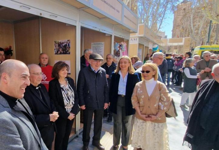 The President and the Rector of the UCAM, together with the Regional Minister for Social Policy, Families and Equality of the Region of Murcia, among others, at the Caritas stand