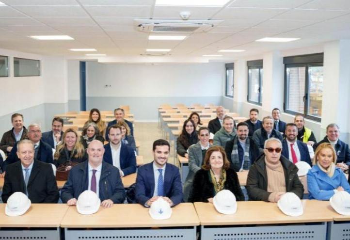 The heads of UCAM, the Spanish Olympic Committee, Ribera Salud, the Torrejón de Ardoz City Council and Lavila Arquitectos in one of the Campus classrooms this Tuesday.