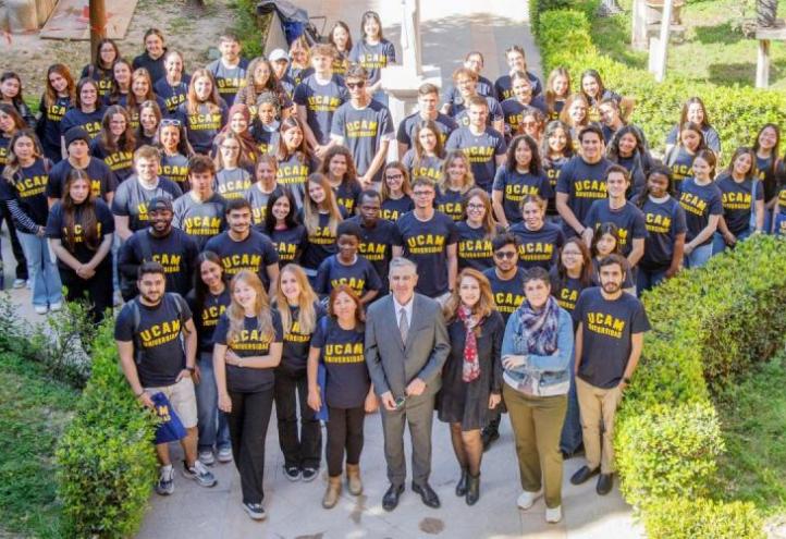 Family photo of the group of international students who took part in the welcome ceremony