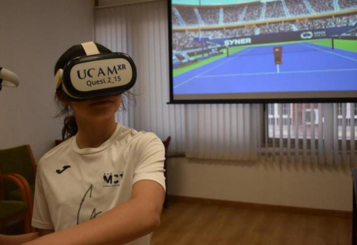 One of the students of the Real Murcia Club de Tenis school during a training session with VR glasses