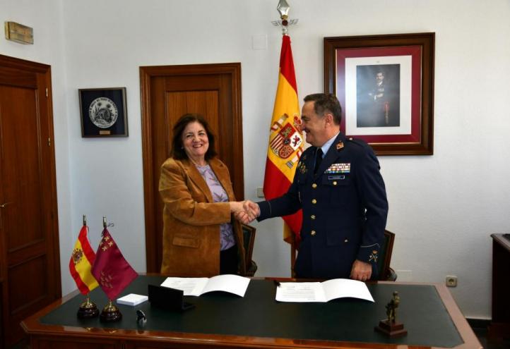 María Dolores García, UCAM president, and Major General José Luis Figuero, signed the agreement