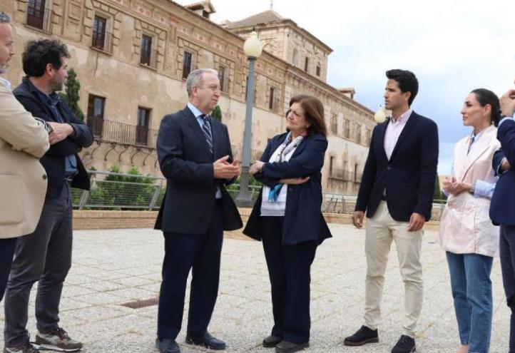 Snapshot of the visit in front of one of the façades that will be restored