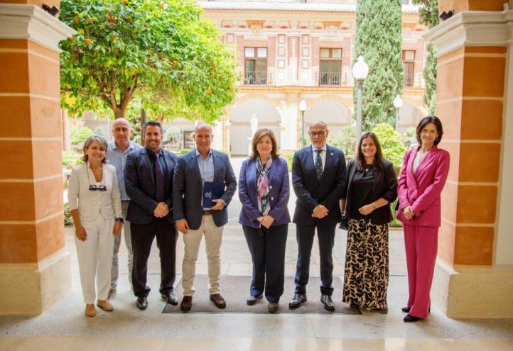 Representatives from both organisations following the signing of the agreement at the Los Jerónimos Campus.