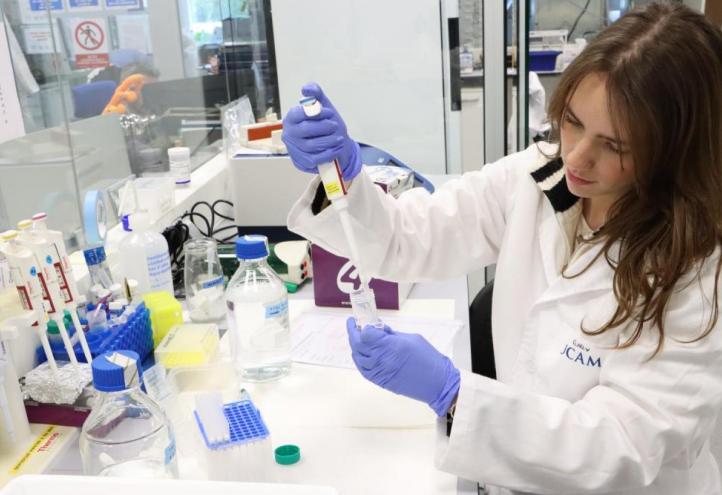 Clara Noguera, UCAM researcher, working in one of the UCAM HiTech laboratories