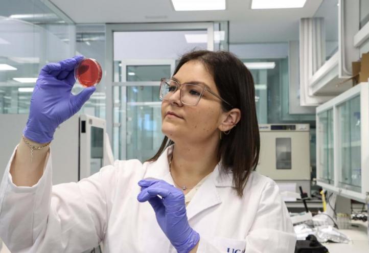Researcher Noelia Hernández in one of the UCAM laboratories