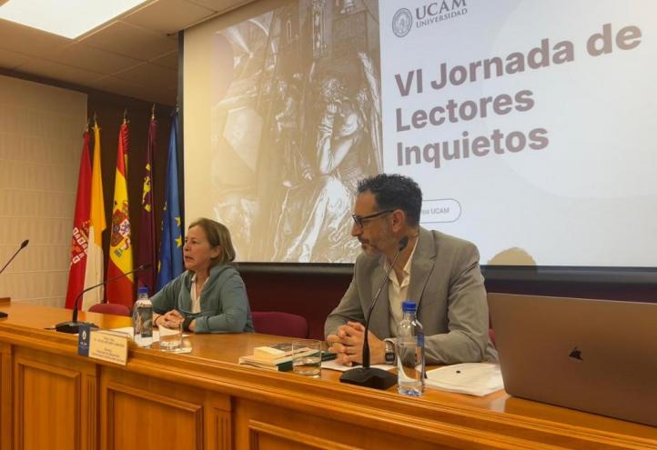 The Dean of the Faculty of Education, Juana Mulero, together with Antonio Candeloro, Professor of Spanish Language and Literature, during the inauguration of the 6th International Conference of Restless Readers