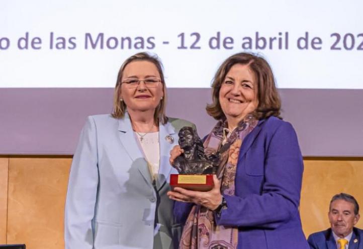 The UCAM president, María Dolores García, together with Marién García Boj, during the presentation of the award