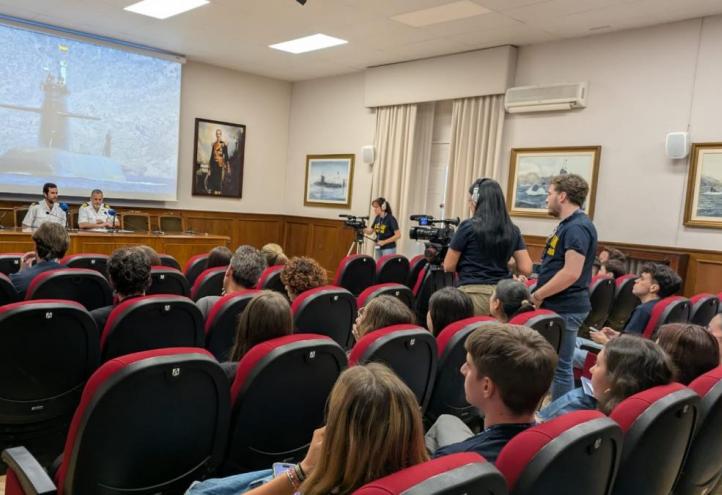 A group of students during the crisis communication simulation at the Submarine Fleet.