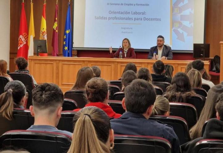 Students from the Faculty of Education attend the orientation talk on employment and training