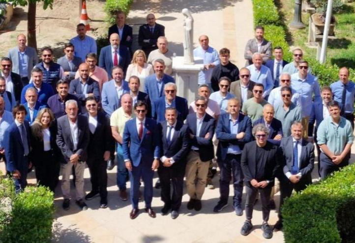 Group photo of the members of the UCAM Business Club after the meeting and the talk on investments.