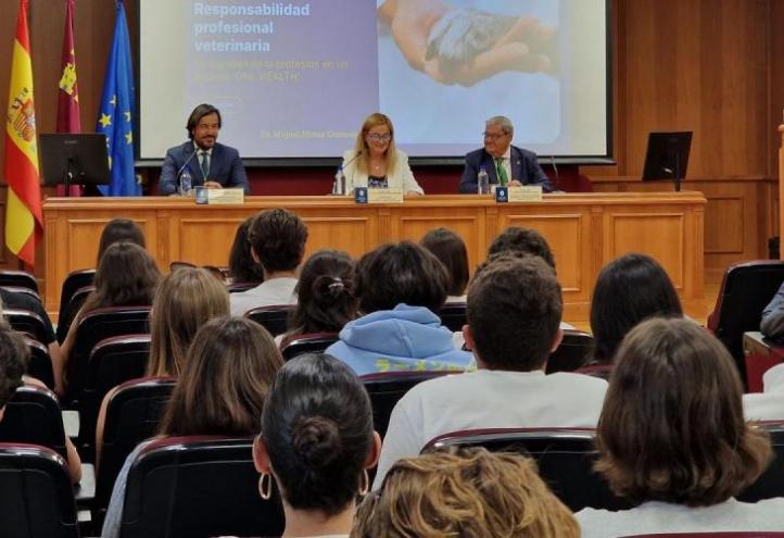  The Assembly Hall of the Murcia Campus hosted a lecture by Miguel Motas