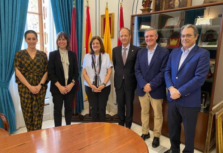 Group photo after the agreement signed by María Dolores García, UCAM president, and Carmen Rodríguez, dean of the Murcia Chamber of Notaries