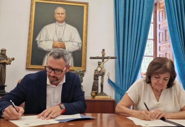 María Dolores García, UCAM President, and Sergio David López, Manager of 3A BIOTECH, signing the agreement