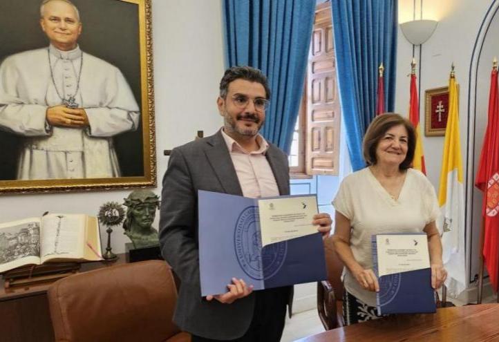 María Dolores García, UCAM President, and Abdulaziz Al-Ghamdi, CEO of Altamayyuz Academy, signing the agreement