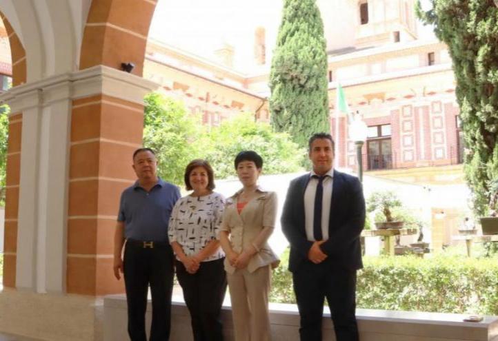 UCAM and Yinghe Chinese School representatives after signing the agreement at the Los Jerónimos Campus