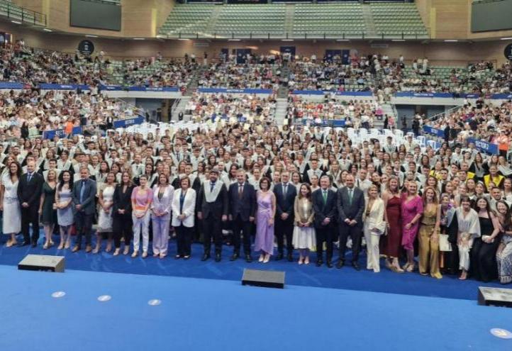 Family photo after the Graduation Ceremony of the Faculty of Nursing
